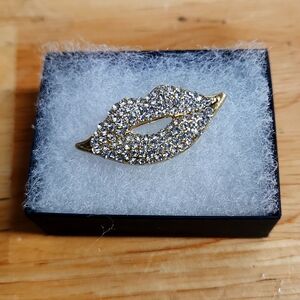 Crystal Lip Brooch Sparkly, Rhinestone   Fashion Brooch Pin, White, Gold NWOT